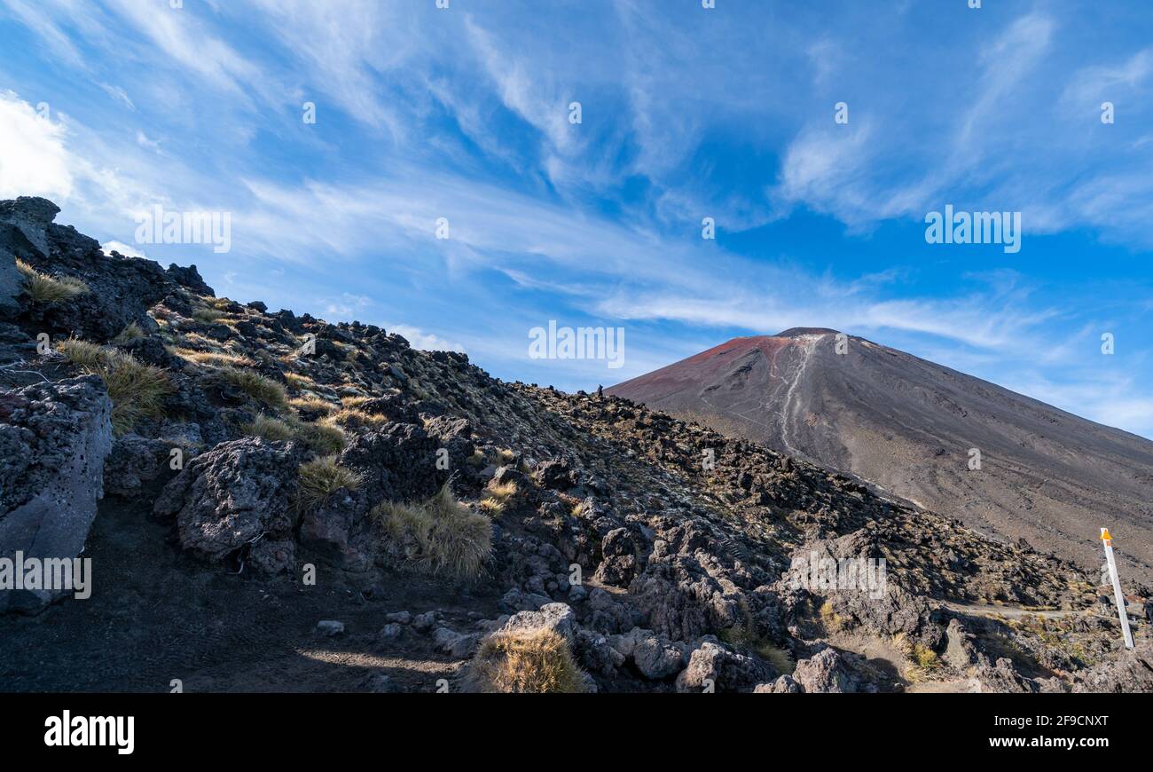 Le mont Ngauruhoe s'élève de la campagne volcanique montagneuse environnante en Nouvelle-Zélande. Banque D'Images