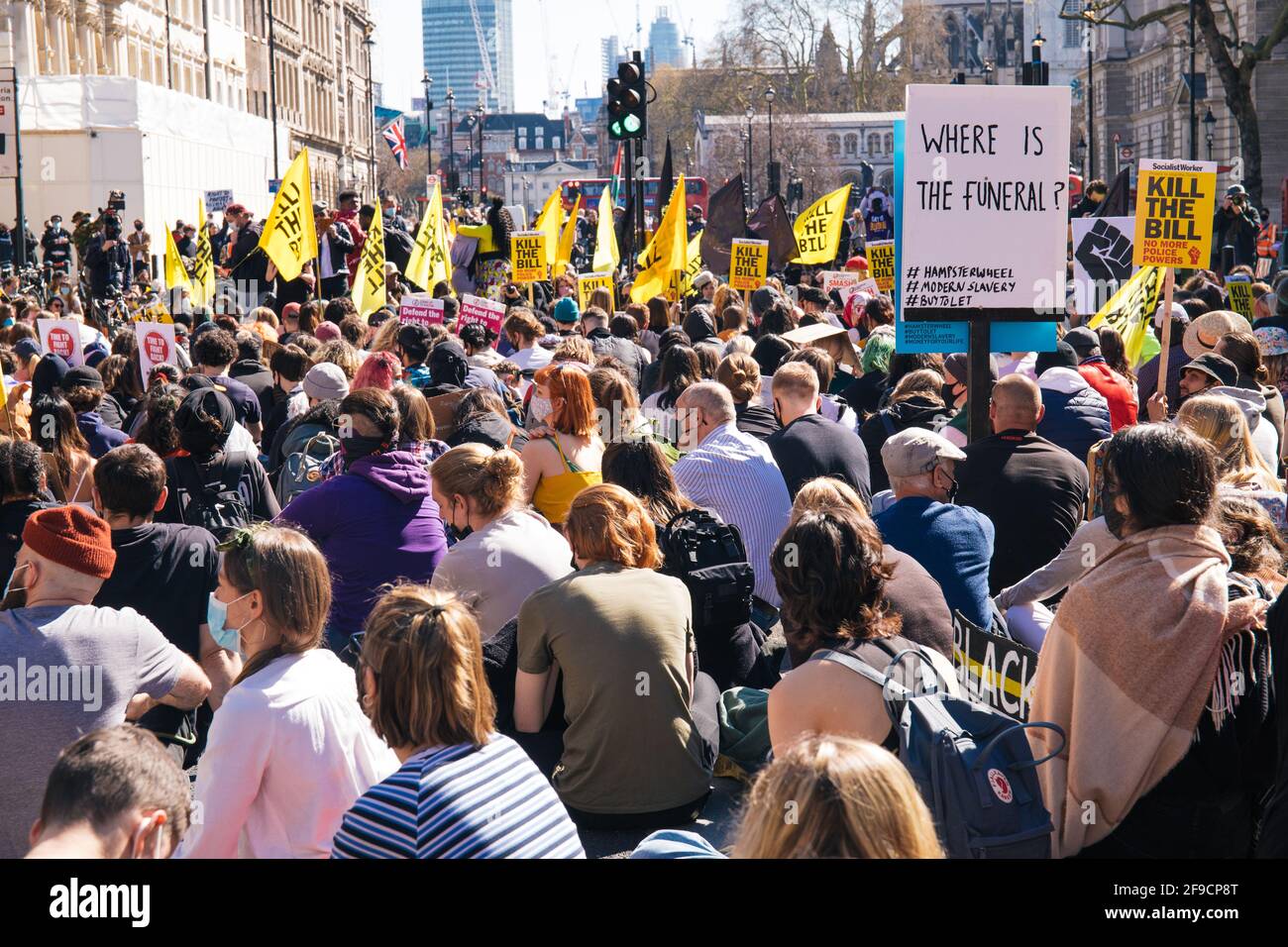 Londres, Royaume-Uni le 17 avril 2021. Un deuxième week-end de manifestations Kill the Bill a lieu, en marchant de Wellington Arch à Parliament Square, via Downing Street pour une manifestation assise et huit minutes de silence Credit: Denise Laura Baker/Alay Live News Banque D'Images