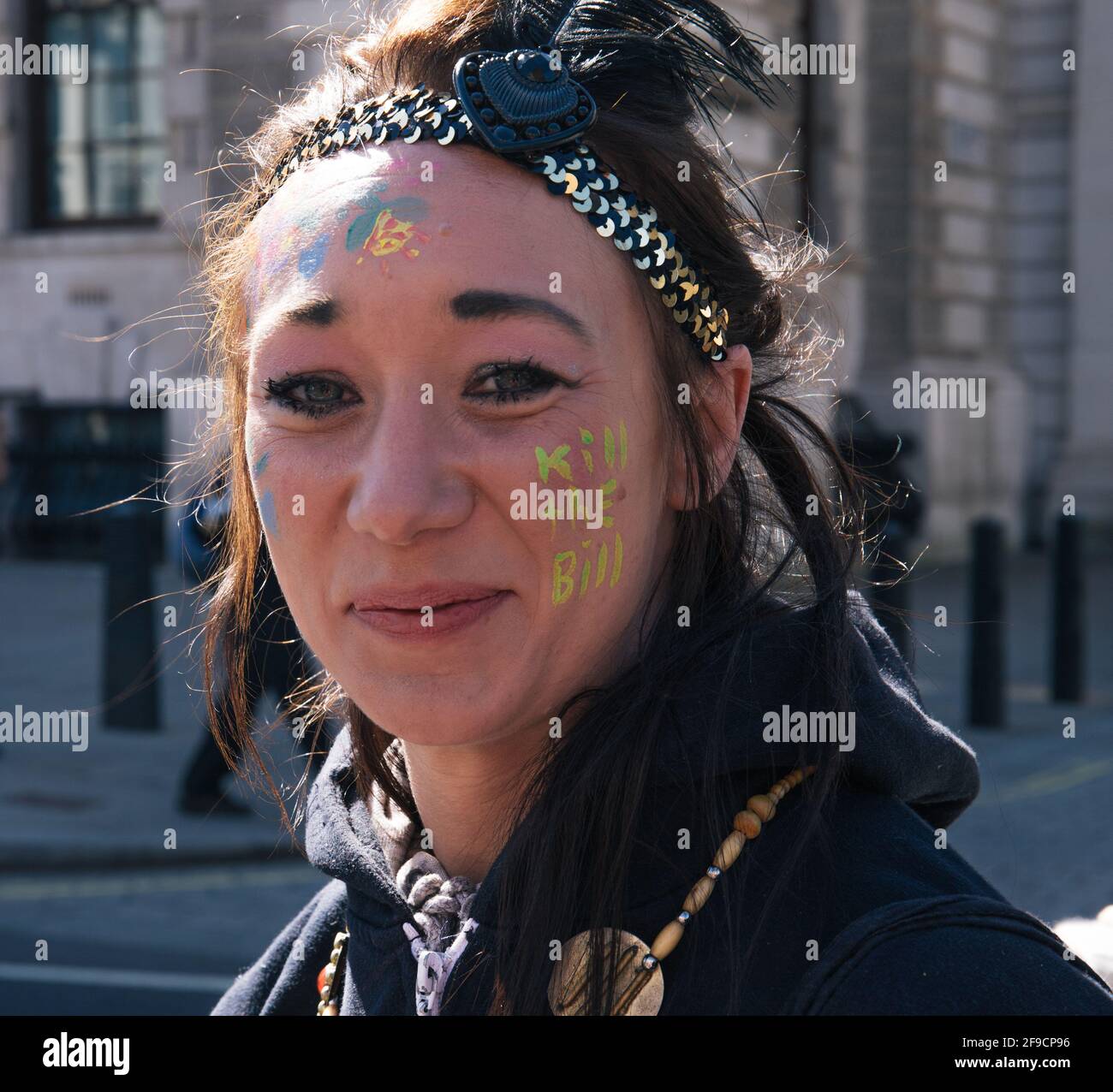 Londres, Royaume-Uni le 17 avril 2021. Un deuxième week-end de manifestations Kill the Bill a lieu, en marchant de Wellington Arch à Parliament Square, via Downing Street pour une manifestation assise et huit minutes de silence Credit: Denise Laura Baker/Alay Live News Banque D'Images
