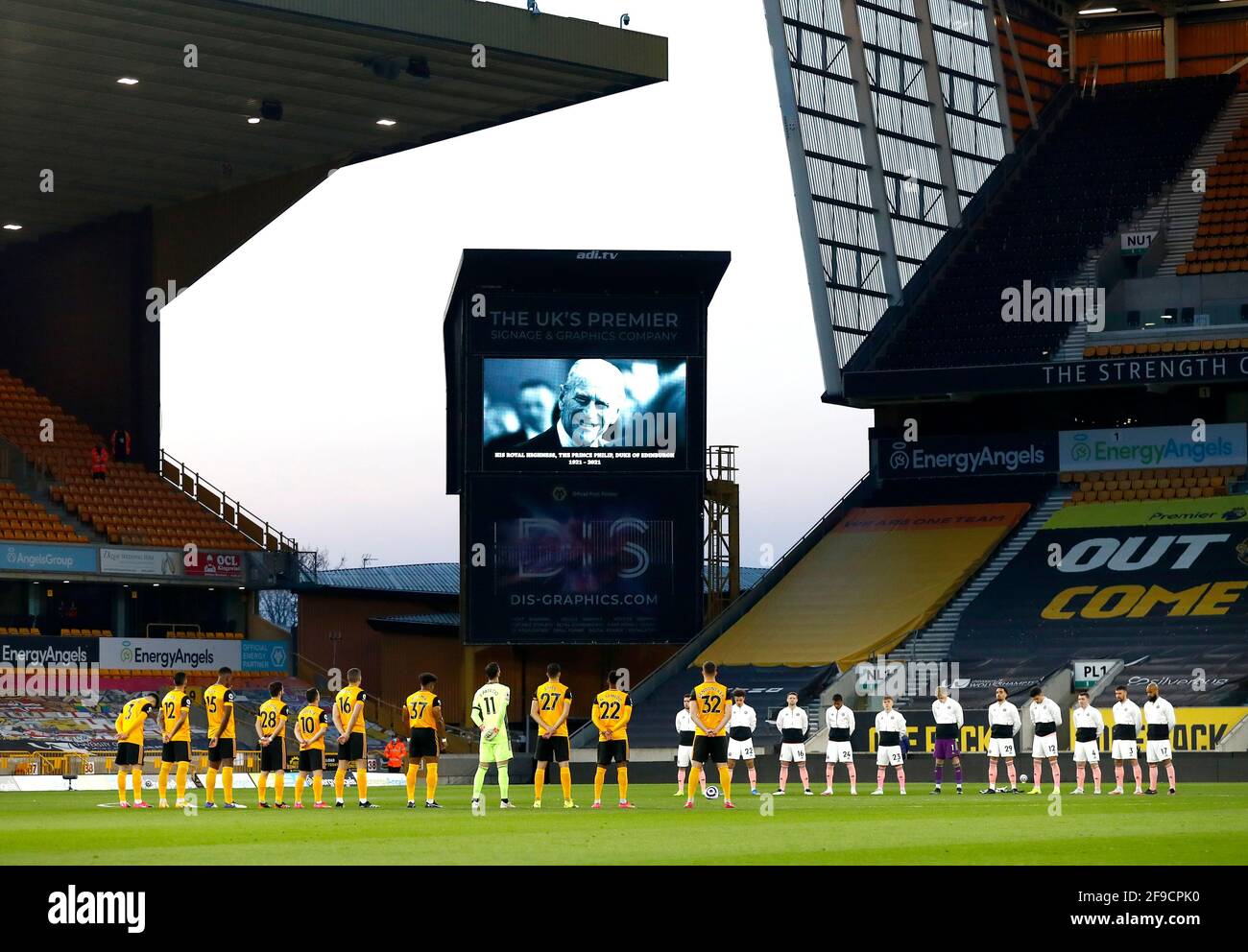 Les joueurs de Wolverhampton Wanderers et Sheffield United observent une minute de silence en mémoire du duc d'Édimbourg, dont les funérailles ont eu lieu plus tôt aujourd'hui, avant le match de la Premier League à Molineux, Wolverhampton. Date de la photo: Samedi 17 avril 2021. Banque D'Images