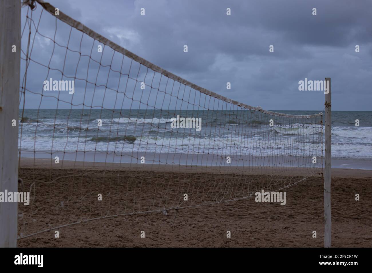 Terrain de volley sur la plage sans joueurs par jour nuageux. Banque D'Images