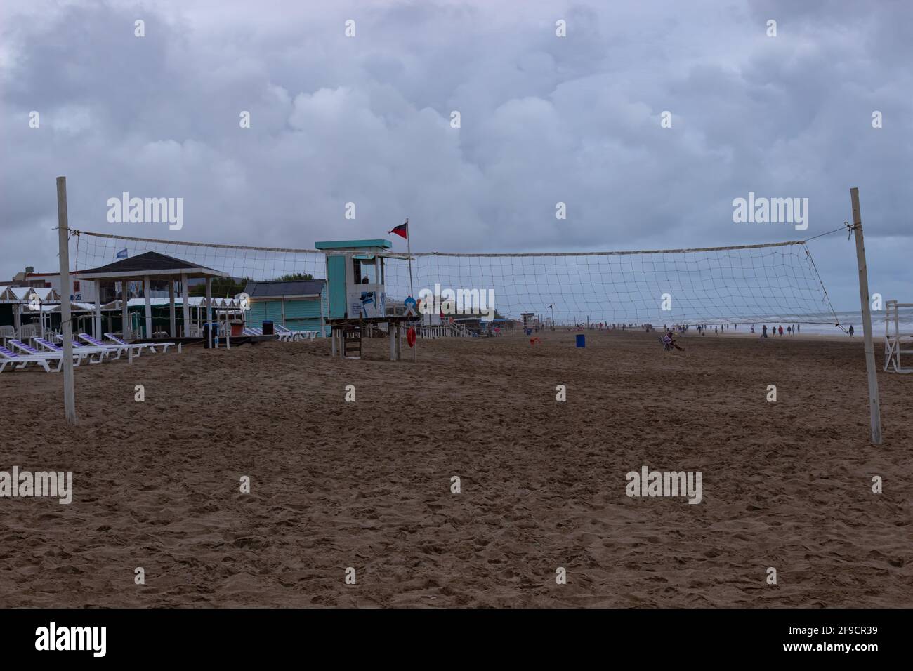 Terrain de volley sur la plage sans joueurs par jour nuageux. Banque D'Images