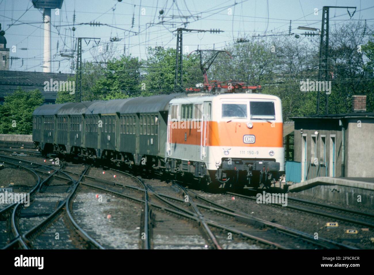 Train dirigé par la locomotive électrique DB classe 111, Cologne, Rhénanie-du-Nord-Westphalie, Allemagne Banque D'Images