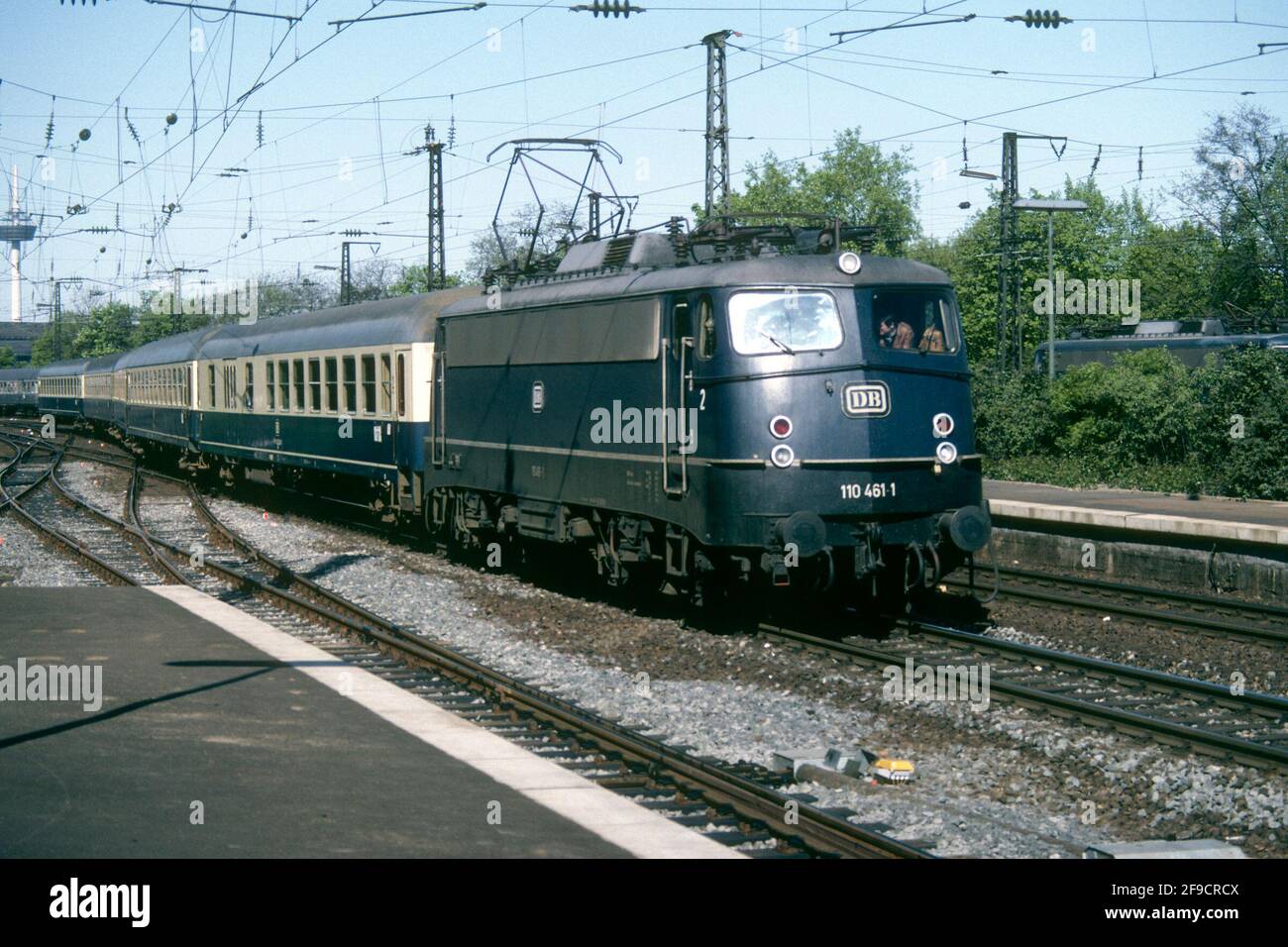Train dirigé par la locomotive électrique DB classe 110, Cologne, Rhénanie-du-Nord-Westphalie, Allemagne Banque D'Images