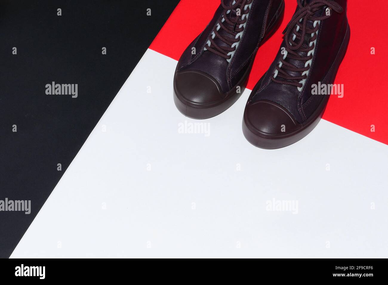 Chaussures pour femmes. Baskets ou bottes élégantes pour femme sur fond coloré. Banque D'Images