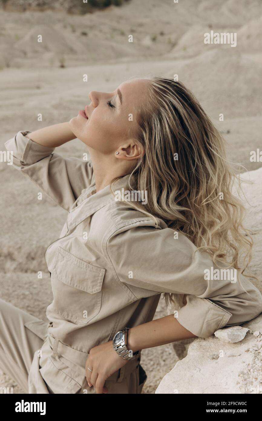 Jeune femme en costume safari. La blonde se repose Photo Stock - Alamy