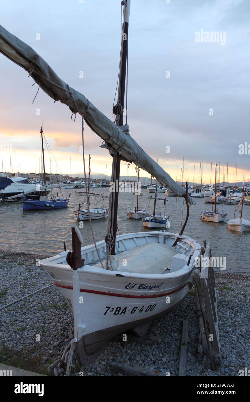 Bateau de pêche traditionnel glissé sur la plage à l' Un port méditerranéen Banque D'Images