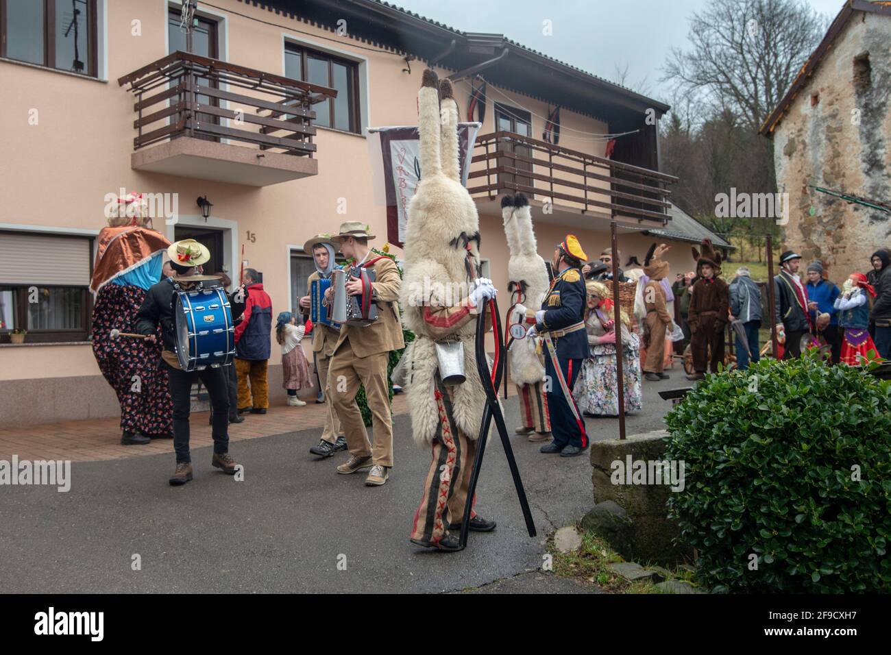 Carnaval traditionnel dans un petit village appelé Vrbica près d'Ilirska Bistrica en Slovénie. Banque D'Images