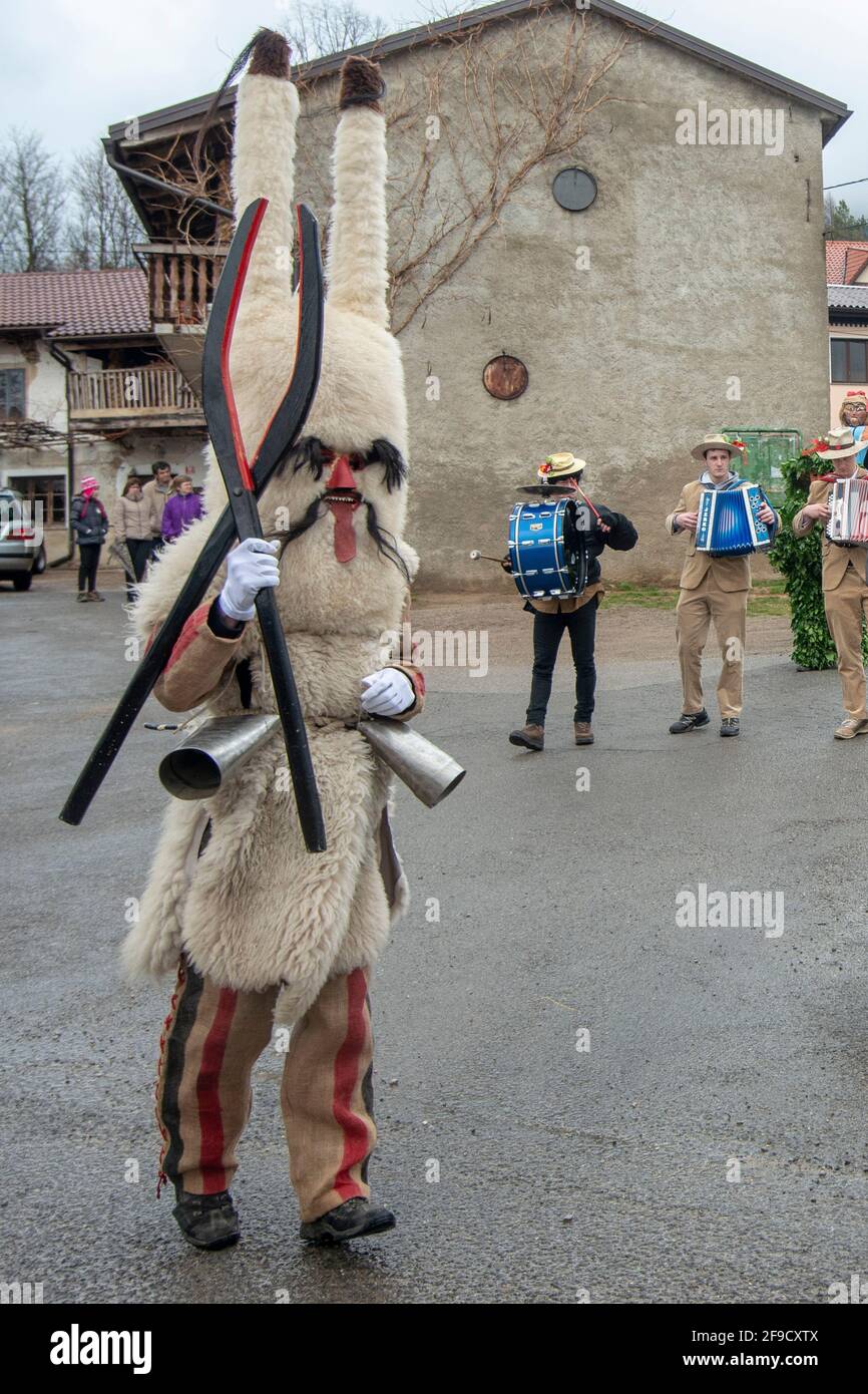 Carnaval traditionnel dans un petit village appelé Vrbica près d'Ilirska Bistrica en Slovénie. Banque D'Images