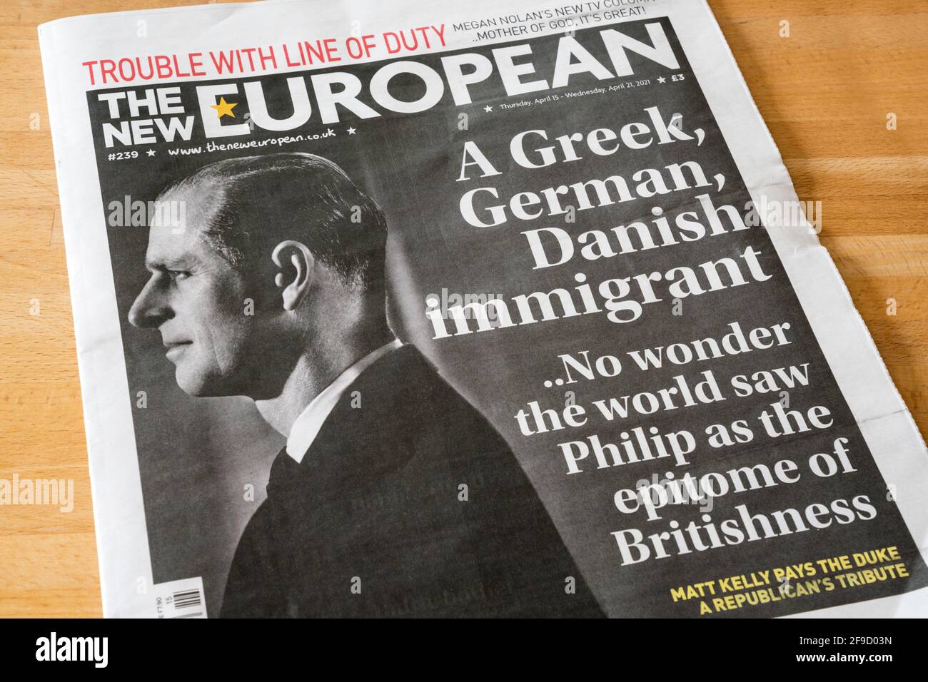 Le nouveau journal européen offre sa prise sur la mort du duc d'Édimbourg. Banque D'Images