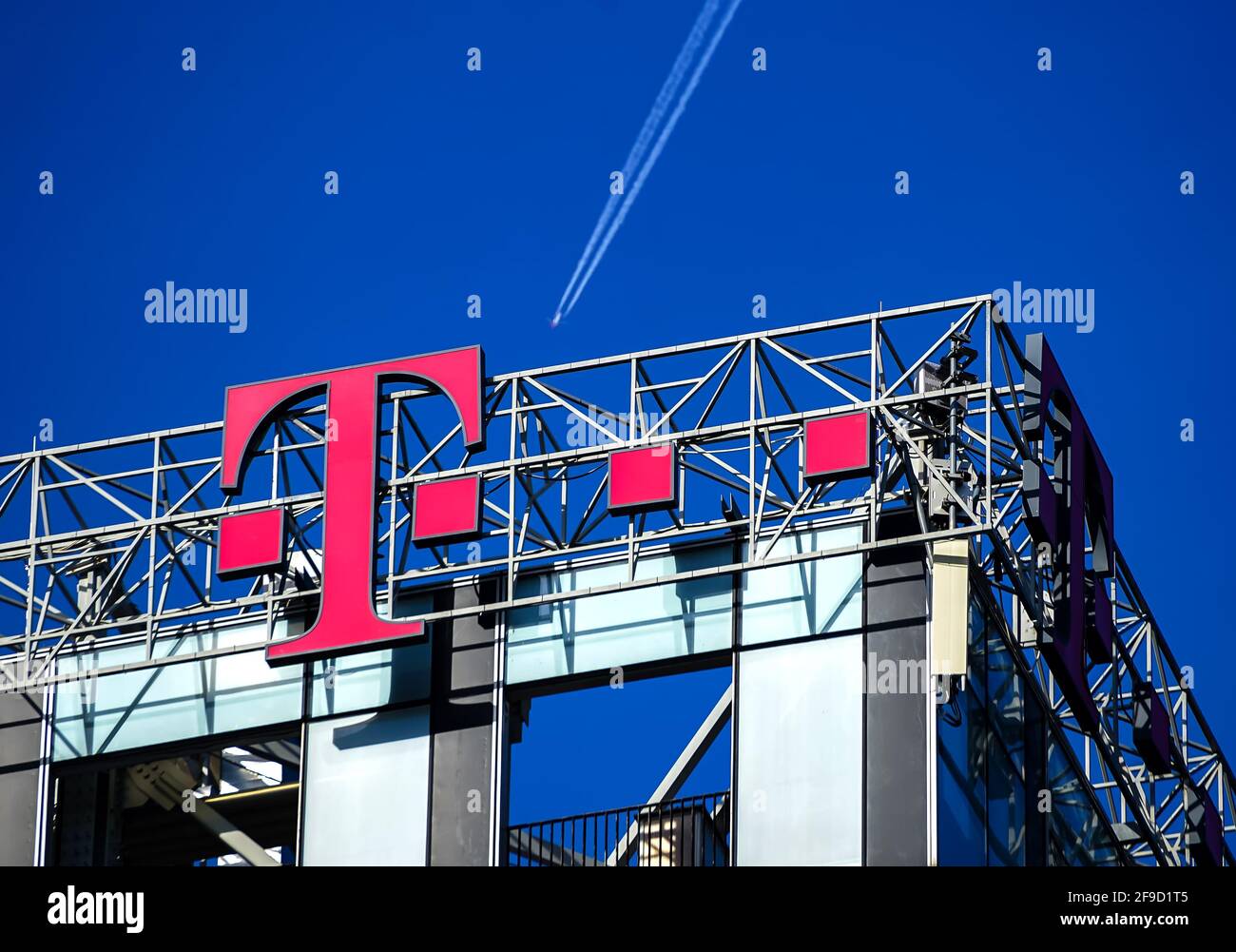 Bucarest, Roumanie - 21 janvier 2021 : le logo de Telekom, société allemande de télécommunications, est affiché au sommet de la tour nord de la ville GA Banque D'Images