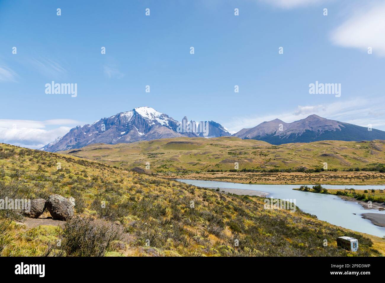 Vue sur Cerro Paine Grande et Cordillera del Paine dans la région de Laguna Amarga dans le parc national Torres del Paine, Patagonie, sud du Chili Banque D'Images