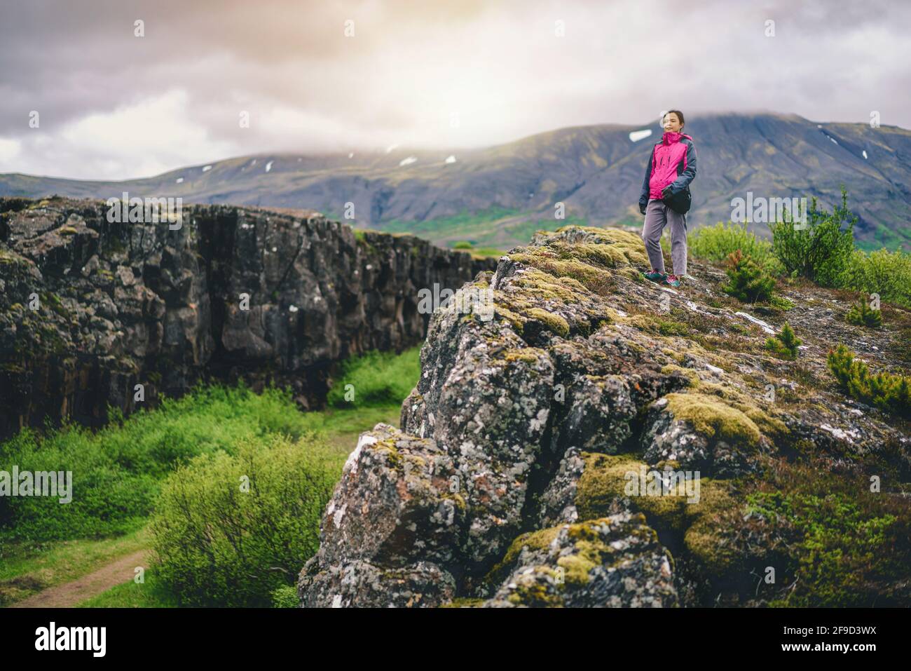 Woman traveler et explorateur voyages dans le paysage islandais randonnées à travers l'Islande pour découvrir nature unique en été. Banque D'Images