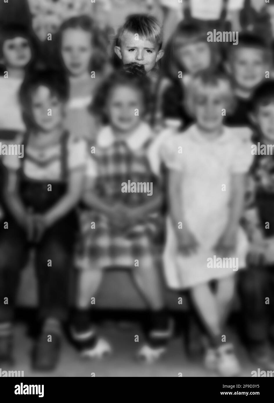 Une photographie vintage d'une classe de maternelle de Californie prise en 1951 a été colorisée et modifiée numériquement pour mettre en valeur un garçon dans le portrait de groupe. Banque D'Images