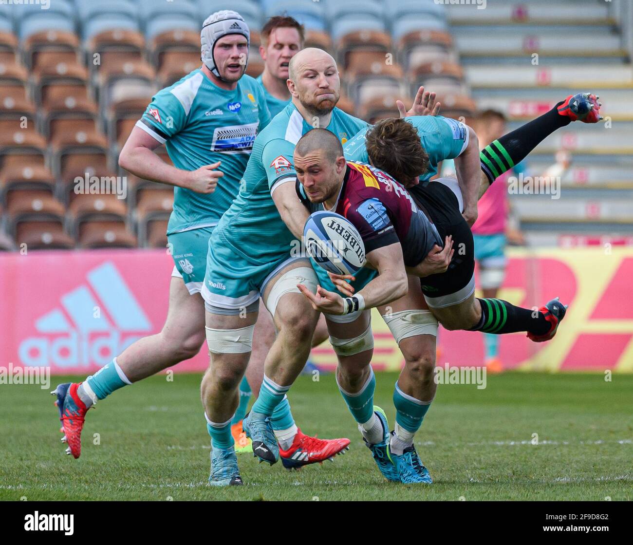 LONDRES, ROYAUME-UNI. 17 avril 2021. Mike Brown de Harlequins est affronté lors du match de rugby Gallagher Premiership entre Harlequins vs Worcester Warriors au stade Twickenham Stoop, le samedi 17 avril 2021. LONDRES, ANGLETERRE. Credit: Taka G Wu/Alay Live News Banque D'Images