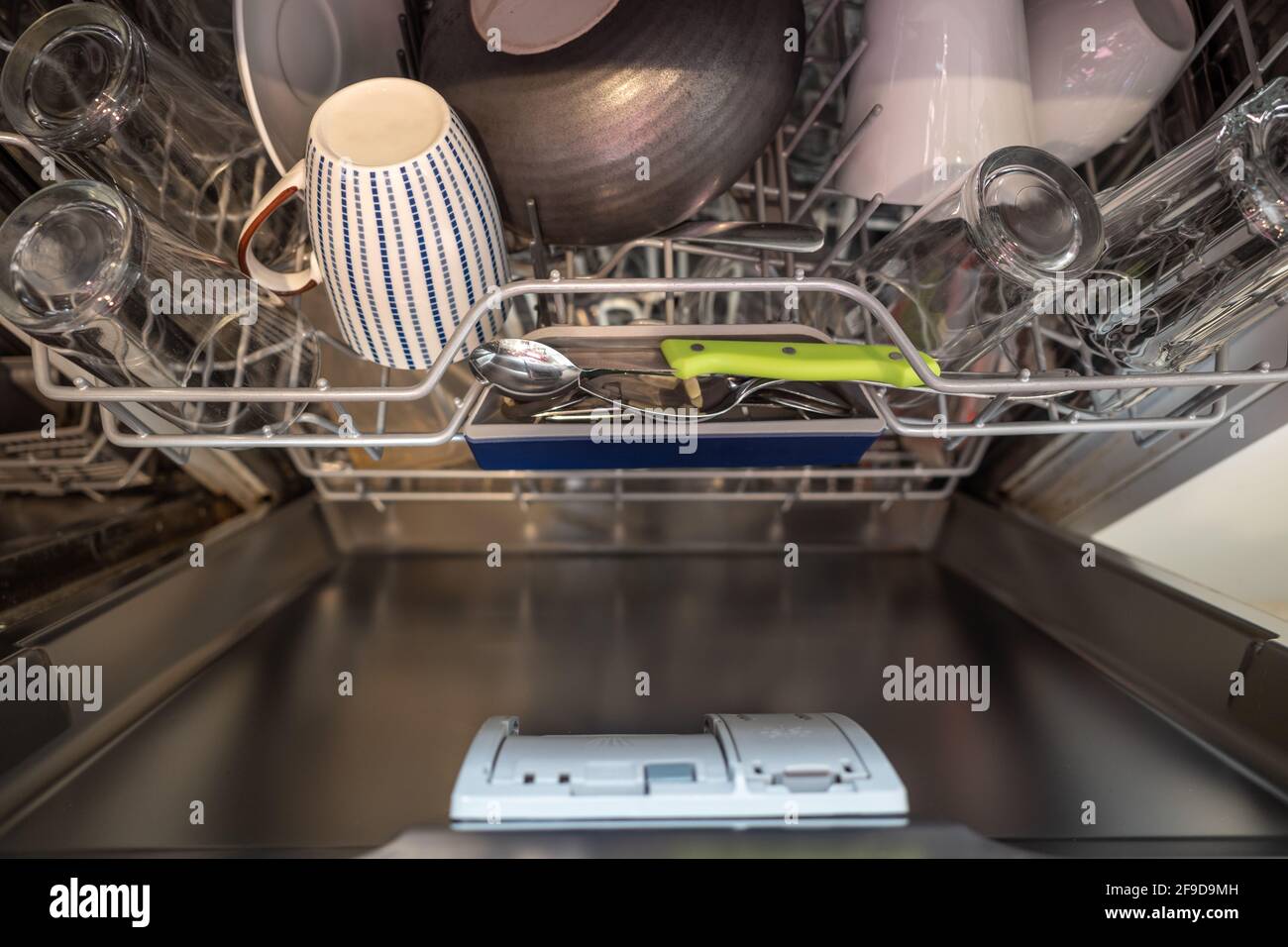 Vue rapprochée du lave-vaisselle ouvert avec de la saleté et des ustensiles  de cuisine non lavés Photo Stock - Alamy
