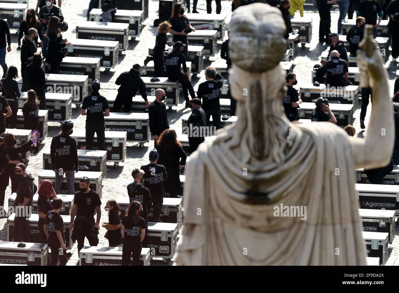 Rome, Italie. 17 avril 2021. Manifestant au cours de ce que l'on appelle "Bauli in Piazza" (troncs dans la place) demandant une aide au secteur culturel, de divertissement et d'événements le 17 avril 2021 à Piazza del Popolo à Rome, Italie. En raison de la pandémie COVID-19, l'ensemble du secteur du divertissement et des événements a été suspendu et les manifestants appellent le gouvernement italien à fournir aide et soutien. (Photo de Giuseppe Fama/Pacific Press) crédit: Pacific Press Media production Corp./Alay Live News Banque D'Images