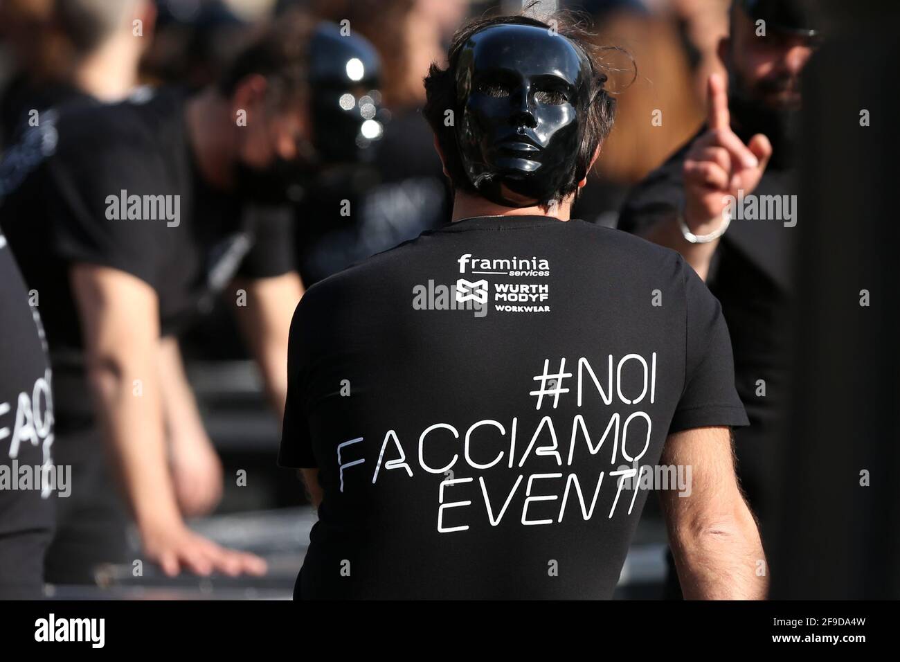 Rome, Italie. 17 avril 2021. Manifestant avec un masque noir lors de ce que l'on appelle 'Bauli sur la Piazza' (troncs sur la place) demandant l'aide au secteur culturel, de divertissement et d'événements le 17 avril 2021 sur la Piazza del Popolo à Rome, en Italie. En raison de la pandémie COVID-19, l'ensemble du secteur du divertissement et des événements a été suspendu et les manifestants appellent le gouvernement italien à fournir aide et soutien. (Photo de Giuseppe Fama/Pacific Press) crédit: Pacific Press Media production Corp./Alay Live News Banque D'Images