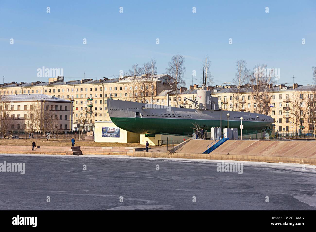 Le musée (sur le panneau en russe) 'Narodovolets D-2 sous-marin' Fédération de Russie, Saint-Pétersbourg, 11 avril 2021 la poupe du sous-marin. Banque D'Images