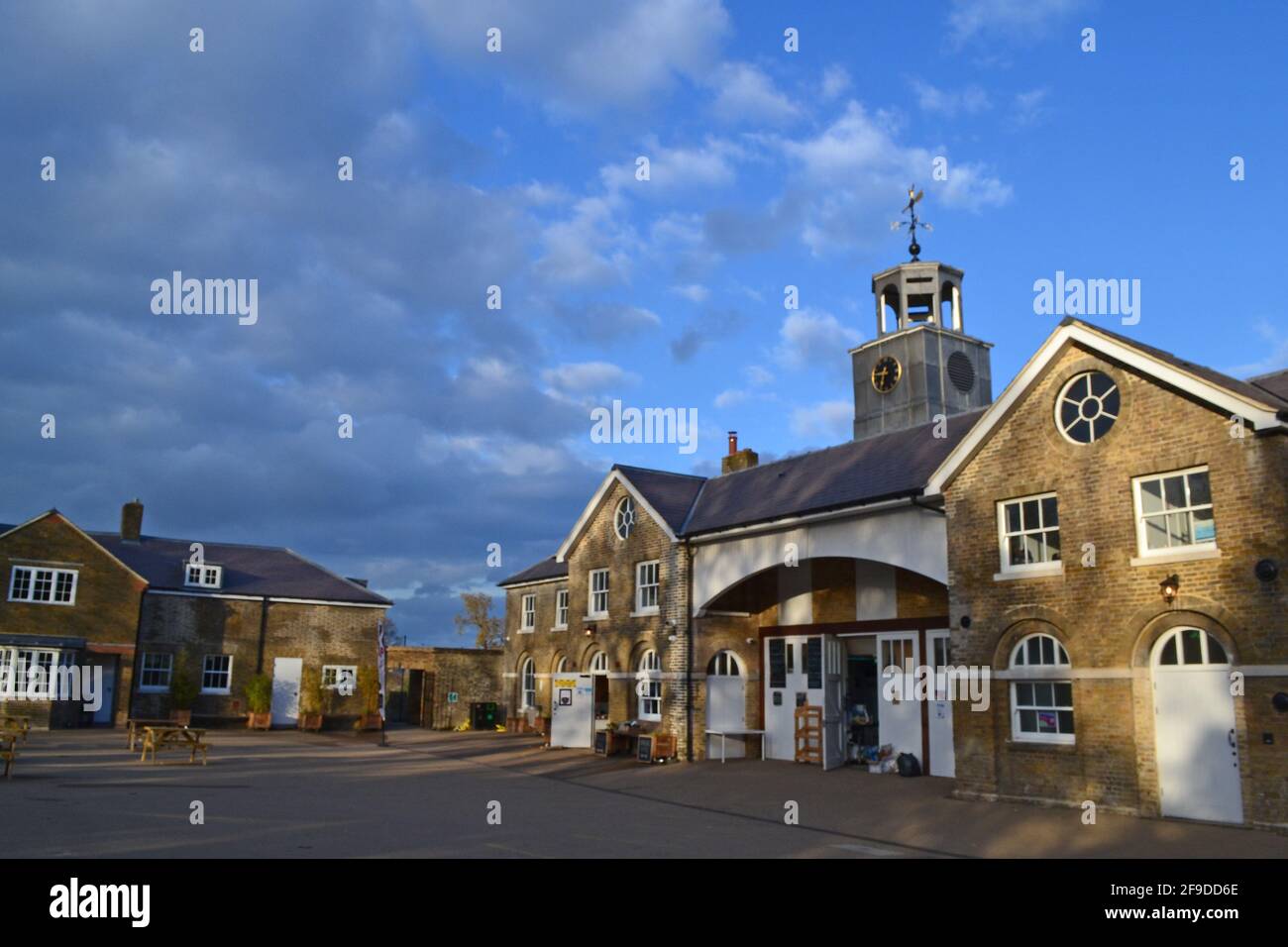 Homestead Cafe et cour, parc de la place Beckenham, en avril, un bloc stable restauré du début du XIXe siècle et des cottages. Maintenant un café/pub très populaire Banque D'Images