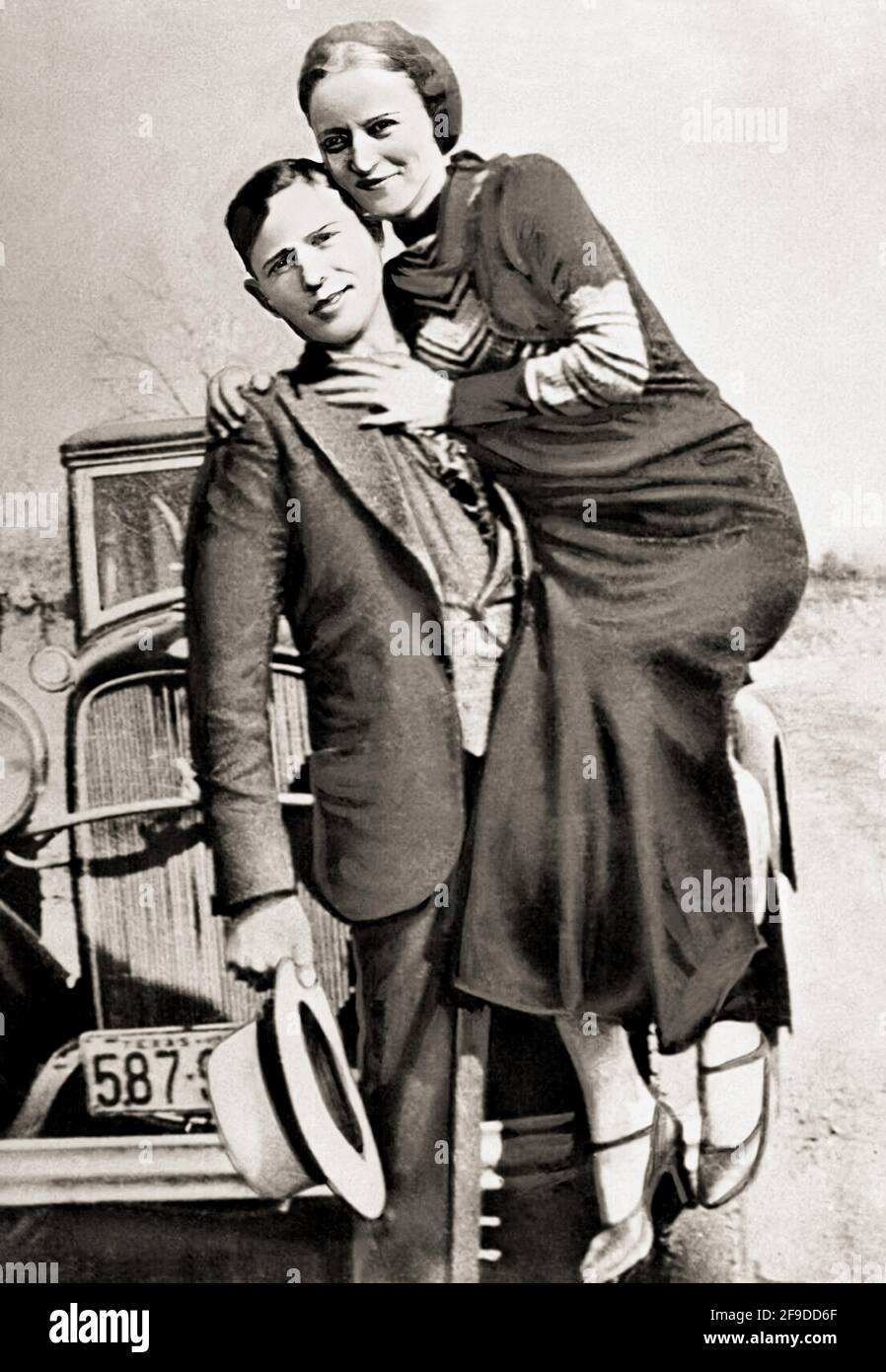 1934 , Arkansas , USA : les célèbres gangsterns BONNIE PARKER ( 1910 - 1934 ) et CLYDE BARROW ( 1909 - 1934 ). Contrairement à la croyance populaire, les deux n'ont jamais épousé. Ils étaient dans une relation de longue date. Posant devant une automobile Ford V8 1932 où Bonnie et Clyde sont morts le 23 mai 1934 . Photographe inconnu . - OUTLAWS - KILLER - ASSASSINO - délinquant - criminalità organizata - GANGSTERN - Bos - CRONACA NERA - CRIMINALE - voiture - automobile - Hat - cappello -- Archivio GBB Banque D'Images
