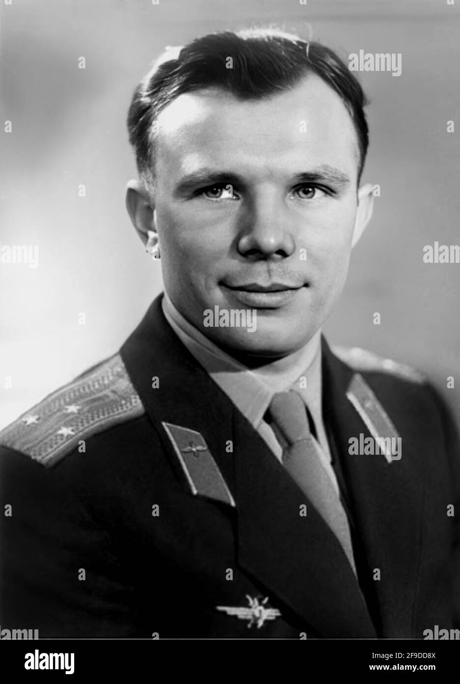 1960 CA , URSS : le spaceman russe JURIJ GAGARIN ( jury - Yuri , 1934 - 1968 ), premier homme dans un complet orbital Earth tour le jour 12 avril 1961 avec l'agneau de l'espace VOSTOK 1 . Photographe inconnu . PHOTO OFFICIELLE .- ASTRONAUTE - conquista dello SPAZIO - espace - Luna - Lune - astronaute - astronaute - astronaute - cosmonauta - cosmonaute - YURI - JURY - sourire - sorriso - uniforme militaire - divisa uniforme militare - aviateur - aviateur - portrait - RITRATTO - FOTO STORICHE - HISTOIRE --- Archivio GBB Banque D'Images