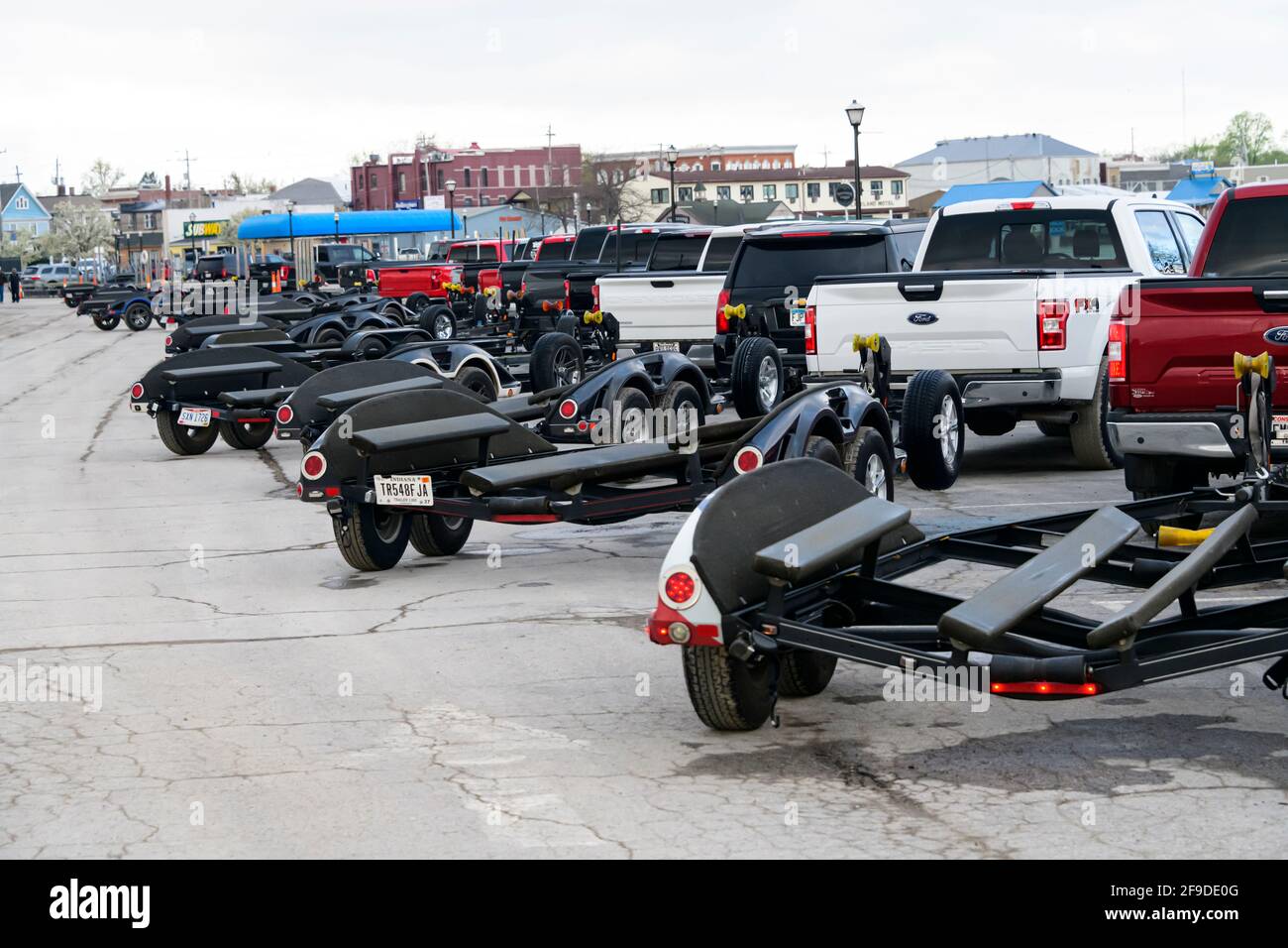 Port Clinton, Ohio, 16-17 avril 2021, Cabelas Walleye circuit, 7 h - 3 h concours de pêche, remorques vides attendent le retour des bateaux de pêche Banque D'Images