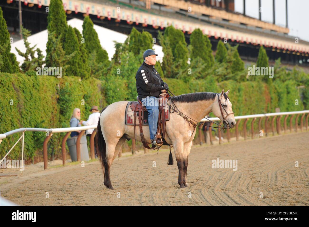 Elmont, NY, États-Unis. 17 avril 2021. D.Wayne Lukas, montré ici à Belmont Park en regardant ses chevaux s'entraîner.le entraîneur du Temple de la renommée a gagné le Kentuck Derby 4 fois. Crédit : C. Neil Decrescenzo/ZUMA Wire/Alamy Live News Banque D'Images