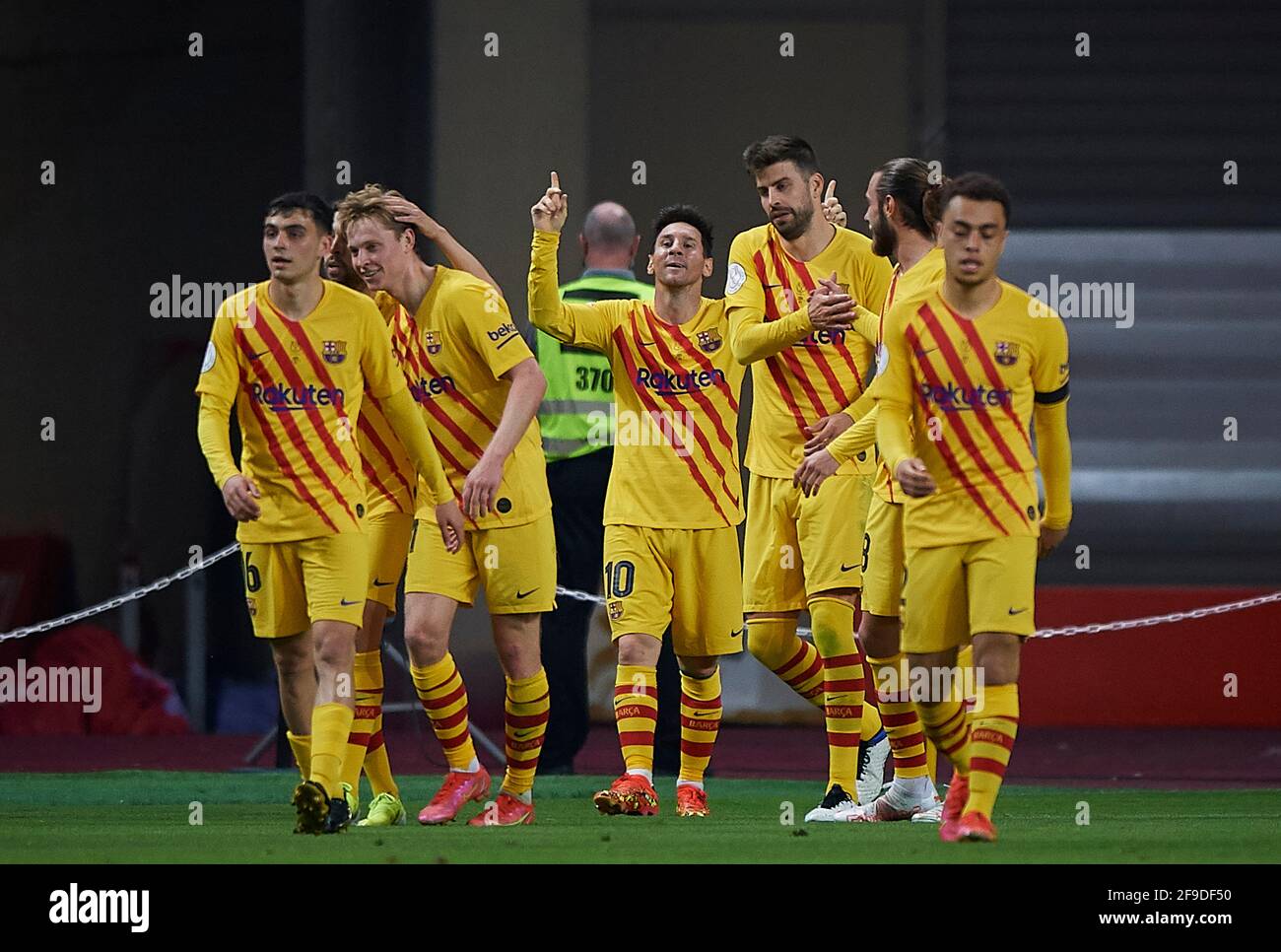 Séville, Espagne. 17 avril 2021. Les joueurs de Barcelone célèbrent un but lors du match final de la coupe du Roi espagnole de la saison 2020-21 entre l'Athlétique Bilbao et le FC Barcelone à Séville, Espagne, le 17 avril 2021. Crédit: Pablo Morano/Xinhua/Alay Live News Banque D'Images