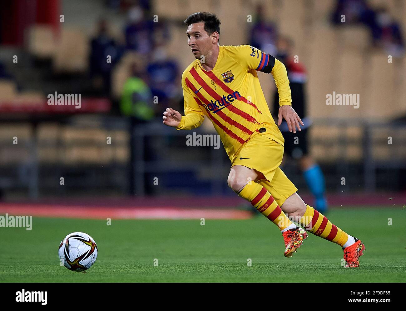 Séville, Espagne. 17 avril 2021. Lionel Messi du FC Barcelona participe au match final de la coupe du Roi espagnole de la saison 2020-21 entre Athletic Bilbao et le FC Barcelone à Séville, Espagne, le 17 avril 2021. Crédit: Pablo Morano/Xinhua/Alay Live News Banque D'Images