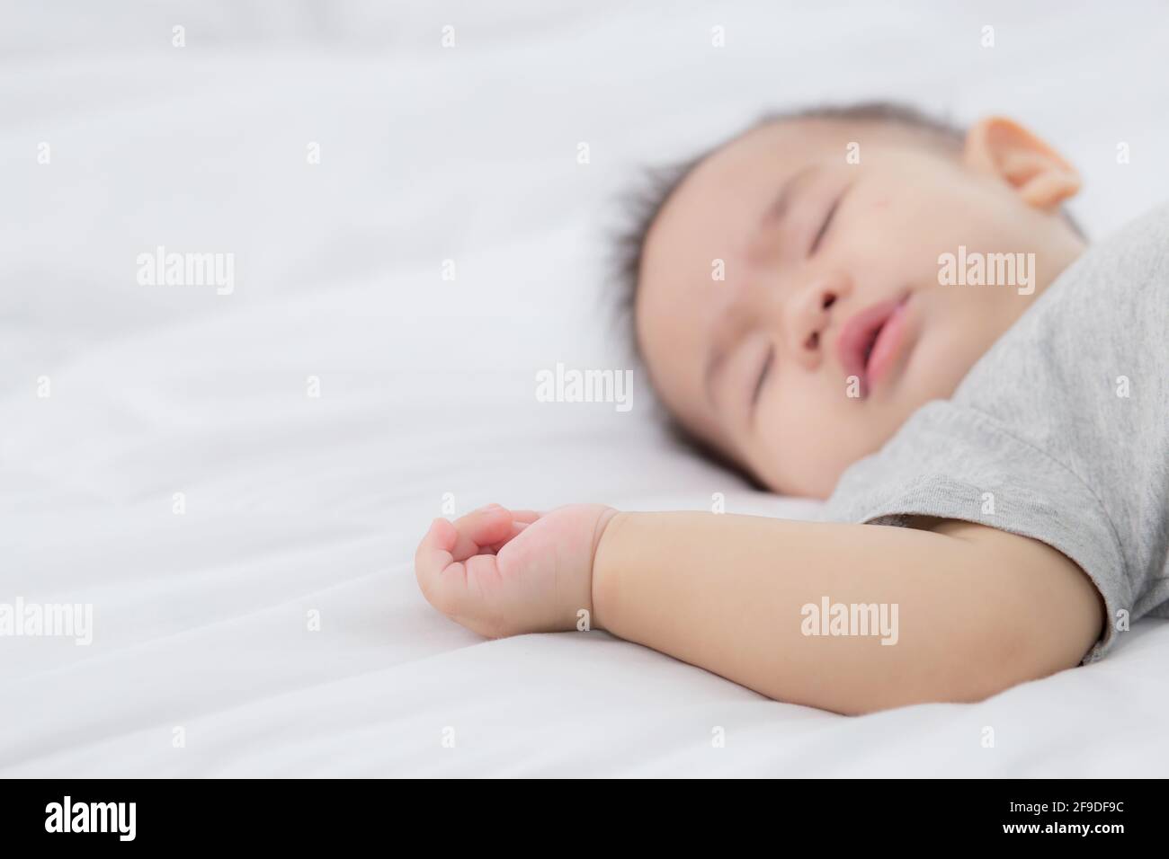 Portrait De Petite Fille Asiatique Dormant Sur Le Lit Dans La Chambre A La Maison Nouveau Ne Napping Avec Cosy Et Relax Innocence De Bebe Au Coucher Happy Tod Photo Stock Alamy
