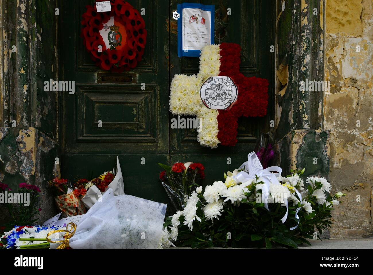 Guardamangia. 17 avril 2021. Photo prise le 17 avril 2021 montre que des fleurs sont posées à l'extérieur de la Villa Guardamangia, à Malte, où vivait autrefois le duc d'Édimbourg. Les funérailles du duc d'Édimbourg ont eu lieu samedi à Windsor, conformément aux restrictions imposées par le gouvernement britannique en matière de coronavirus. Credit: Jonathan Borg/Xinhua/Alay Live News Banque D'Images