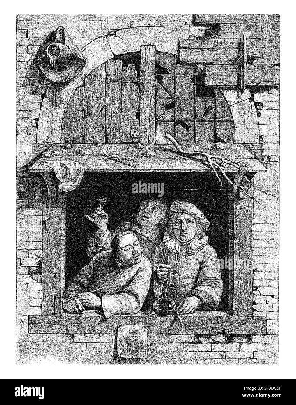 Trois hommes qui boivent et fument se tiennent derrière une fenêtre ouverte. Sur le toit au-dessus de la fenêtre sont des pierres et des branches ou des morceaux de bois. Un chapeau et Banque D'Images