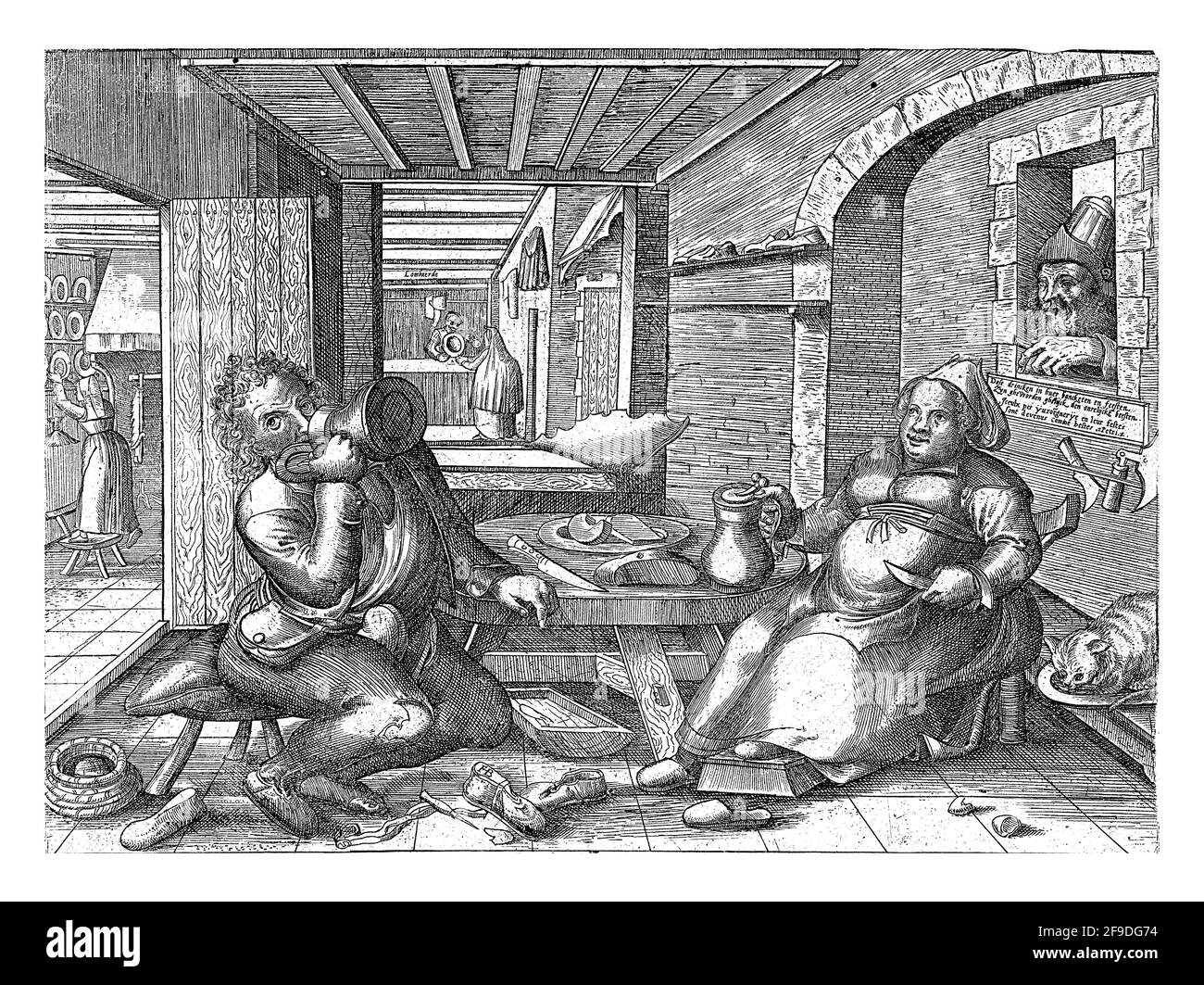 Un cordonnier et une femme sont assis dans une pièce à une table ronde basse, buvant de la bière de grandes tasses. Banque D'Images
