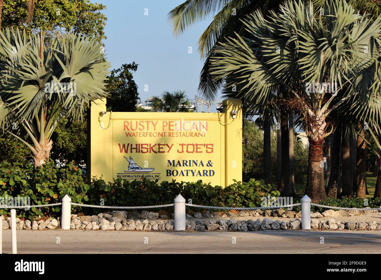 Un panneau près du restaurant Rusty Pelican, de la marina de Rickenbacker et du chantier naval et du bar Whiskey Joe's. Banque D'Images