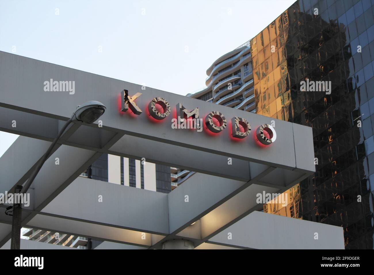 Restaurant Komodo. Choix élégant pour les plats et boissons haut de gamme d'Asie du Sud-est servis dans un espace chic et multiniveaux. Banque D'Images
