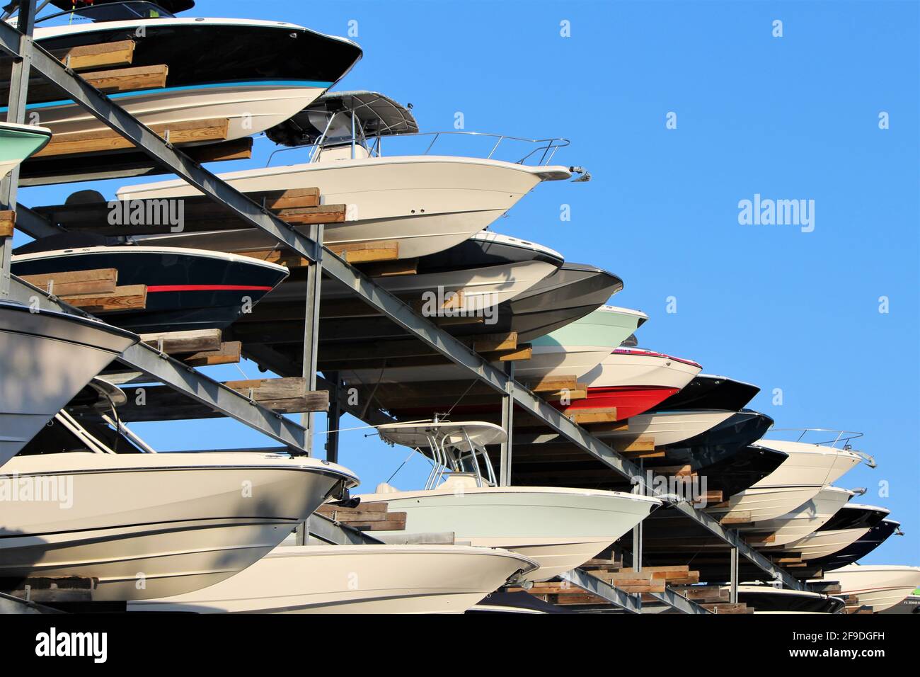 Rangée de bateaux sortant d'un casier de stockage de bateaux dans une marina. Chantier maritime de stockage Banque D'Images
