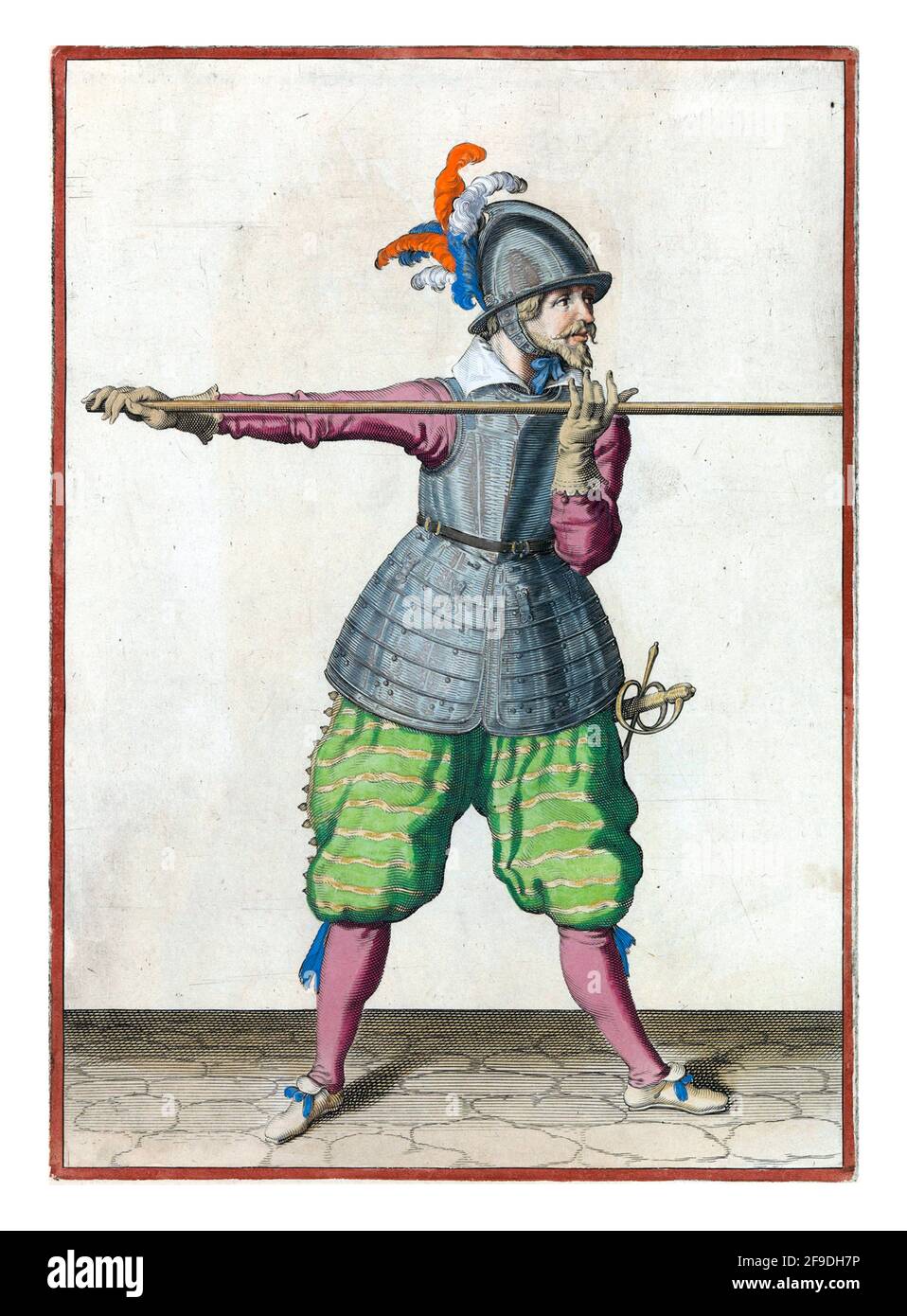 Un soldat, pleine longueur, portant une lance (lance) avec les deux mains horizontalement à hauteur d'épaule, sa main droite à la base de l'arme Banque D'Images