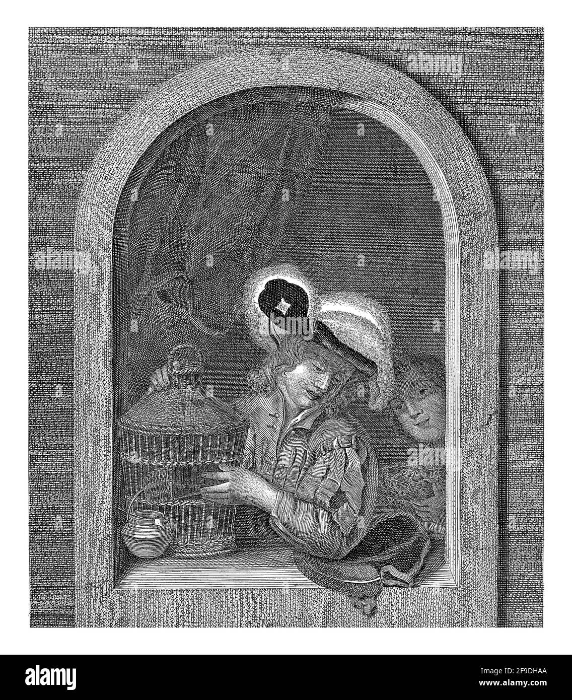 Un garçon avec une cage à oiseaux vide tourna la tête vers le deuxième garçon avec un nid d'oiseau dans la fenêtre. Banque D'Images