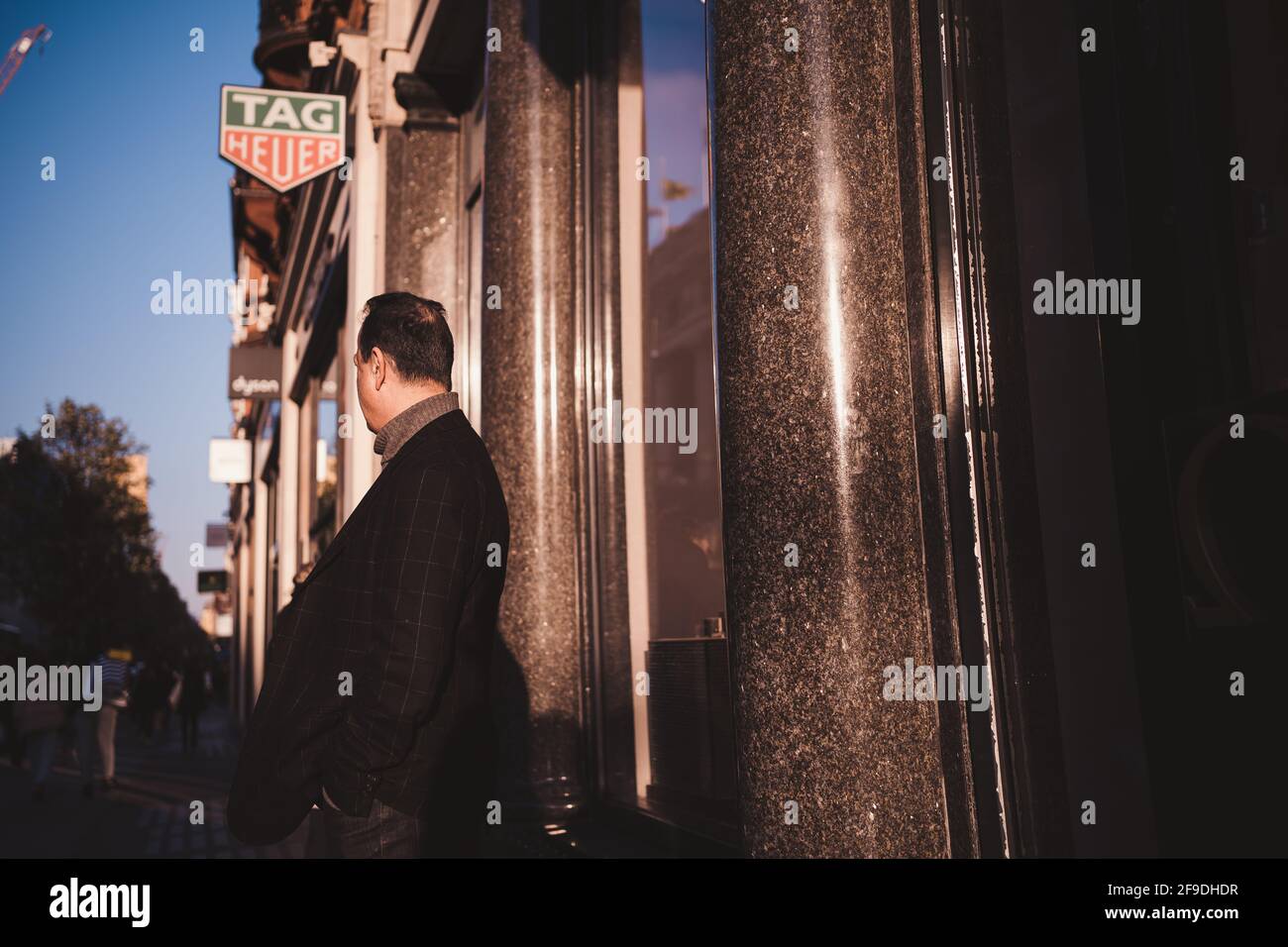 Soho, Londres | Royaume-Uni - 2021.04.16 : homme situé à côté du magasin Tag  Heuer à Oxford Street Photo Stock - Alamy
