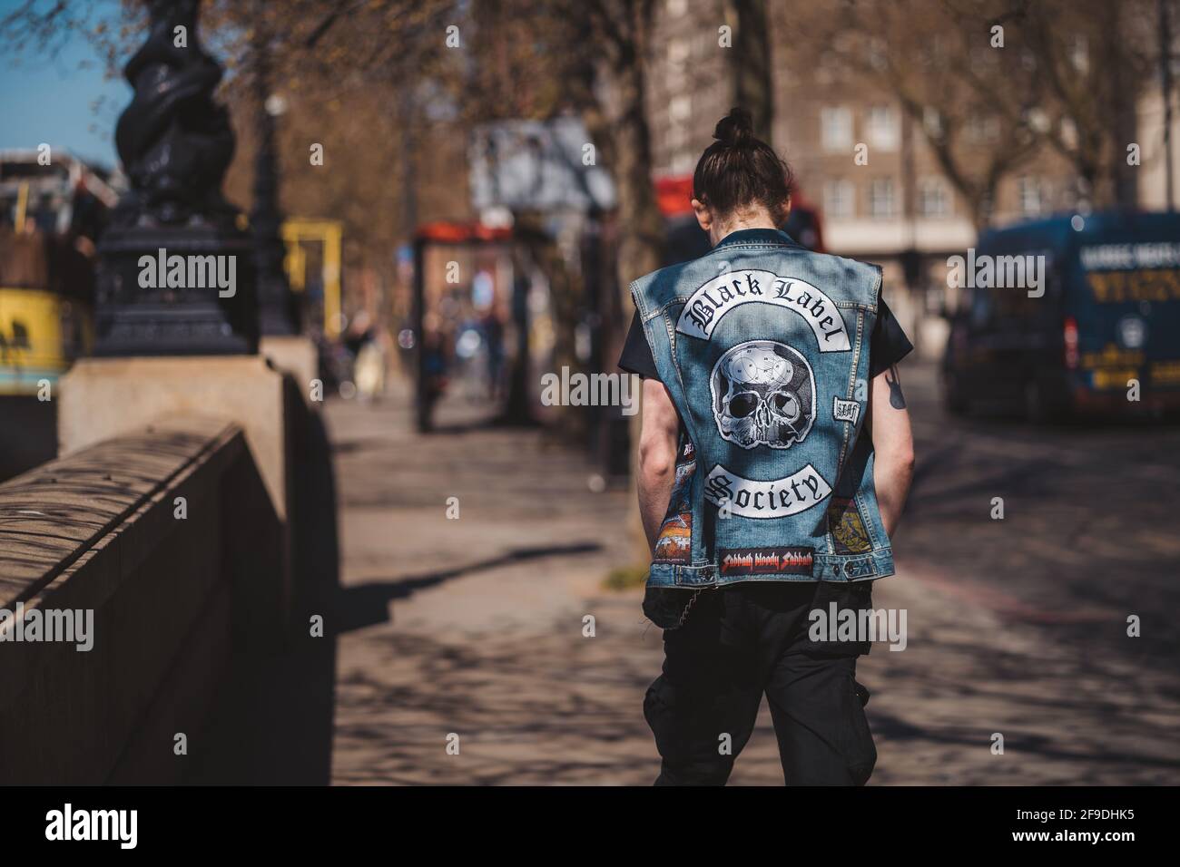 Westminster, Londres | Royaume-Uni - 2021.04.17: Man in jeans West avec Black Label Society signe marcher le long de l'emankment Banque D'Images