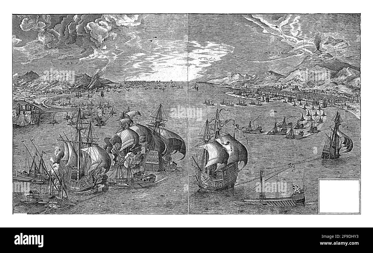 Une bataille navale dans le détroit de Messine. Les voiliers et les gallées se battent au premier plan. Sur la gauche se trouve la ville de Reggio et sur la droite se trouve la Banque D'Images
