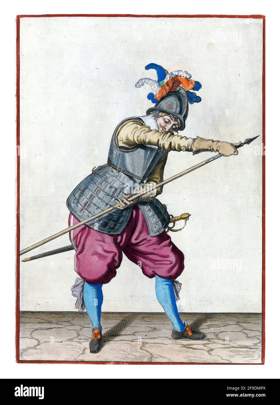 Un soldat, de pleine longueur, à droite, tenant la pointe de sa lance vers l'avant avec sa main droite et saisissant l'arbre avec sa main gauche Banque D'Images