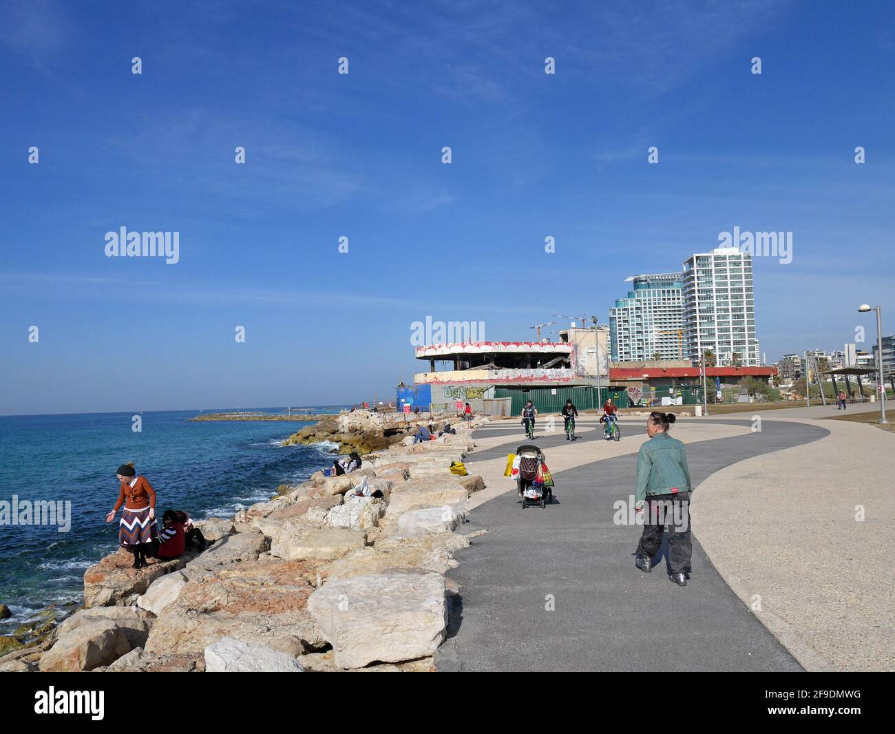 Tel Aviv, Israël - le 17 janvier 2017 : le front de mer de tel Aviv combine une plage et un sentier de loisirs pour les cyclistes et les coureurs avec des rangées de hauts étages ho Banque D'Images