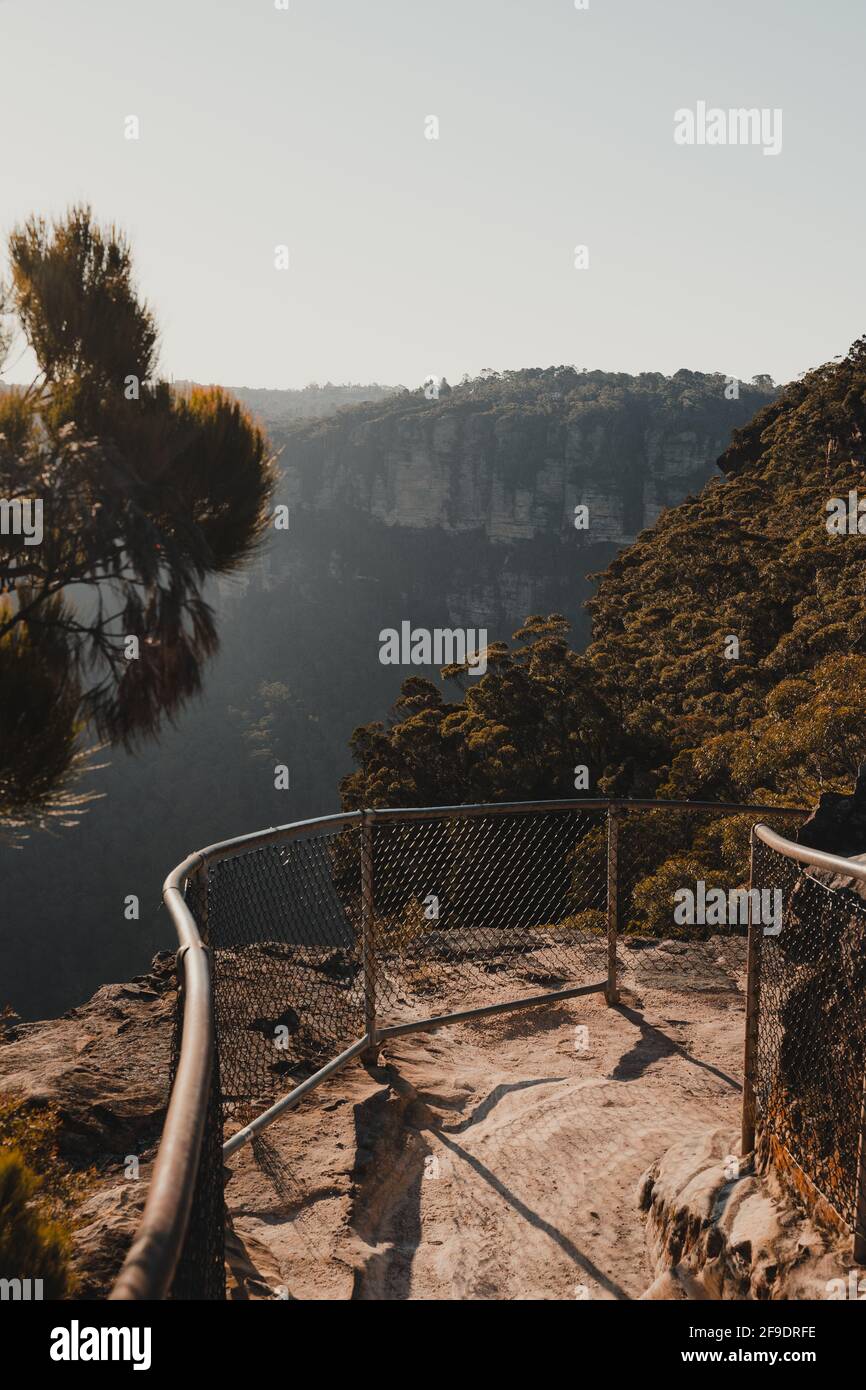 Sentier menant au point de vue sublime dans le parc national des Blue Mountains, en Nouvelle-Galles du Sud. Banque D'Images