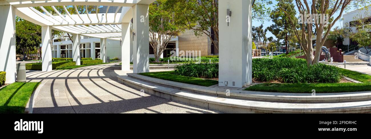 Panoramique de la bibliothèque publique de Cerritos, un monument urbain moderne dans le sud de la Californie. Banque D'Images