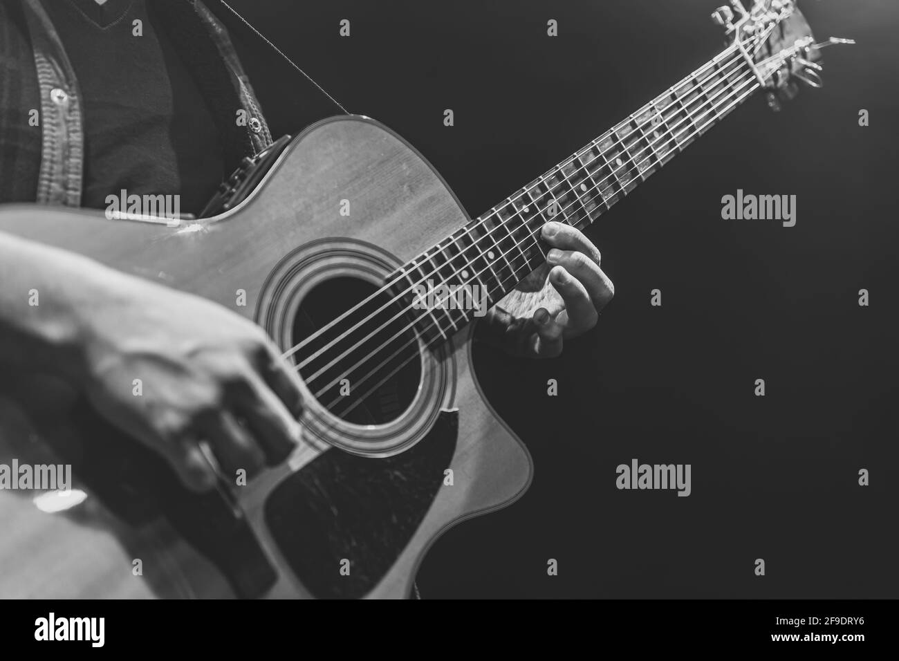 Guitare acoustique classique dans les mains d'un espace de copie de musicien. Banque D'Images