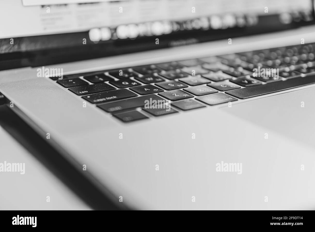 Gros plan d'un ordinateur portable avec mise au point sur le clavier. Banque D'Images