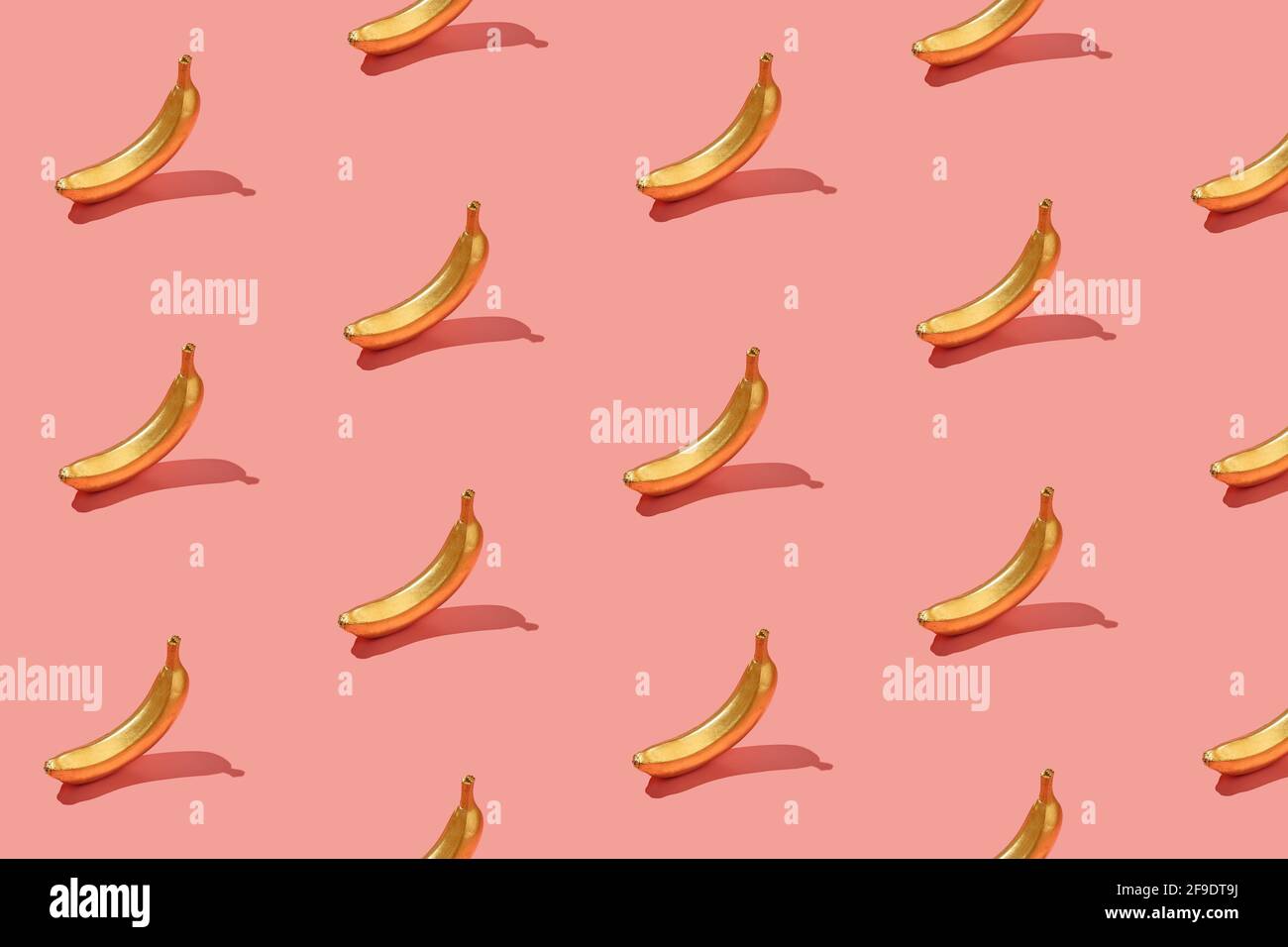 Motif été branché lumière du soleil avec une tranche de banane jaune sur fond rose clair vif. Concept d'été minimal. Banque D'Images