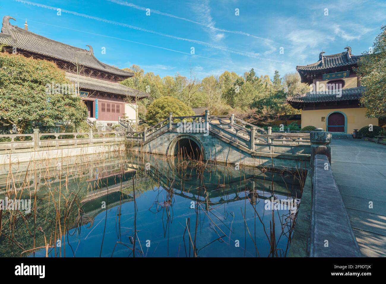 Bâtiments et paysage dans le temple de Huiyin Jaili, près du lac de l'Ouest à Hangzhou, en Chine Banque D'Images